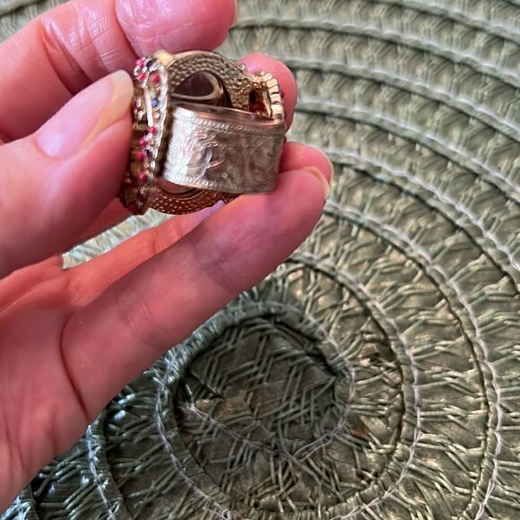 Curations beautiful large red stone ring w/flower details on an ornate band EUC - Picture 11 of 14